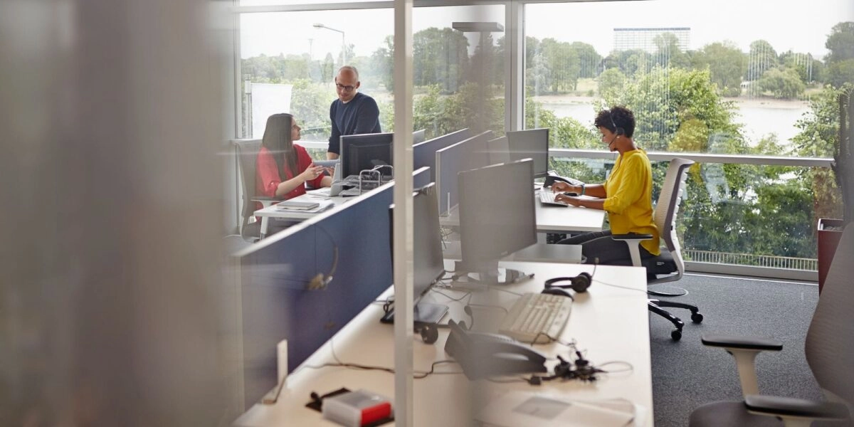 Γυναίκα αργαζόμενη σε γραφείο