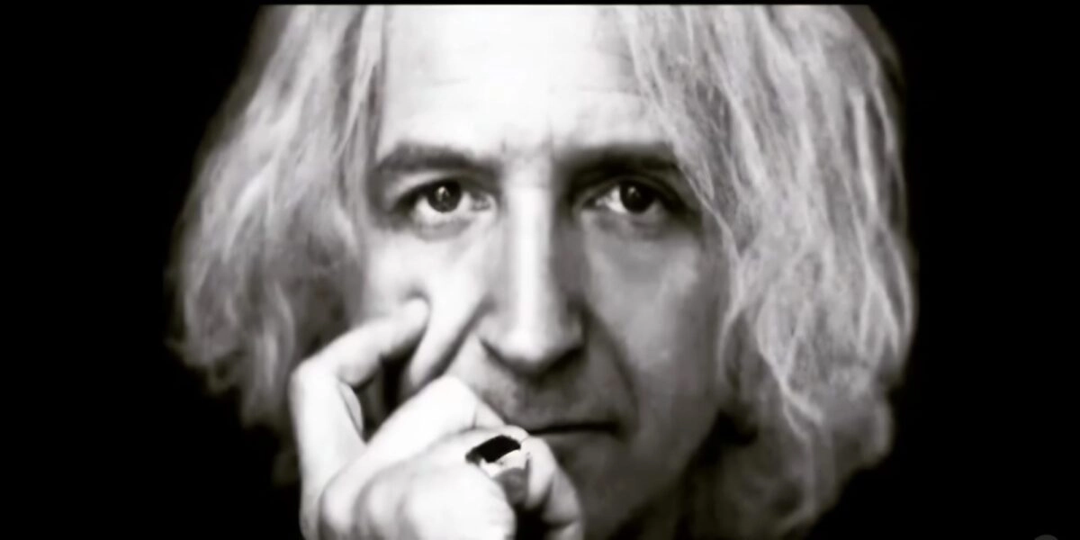 Ο Νίκος Καρβέλας