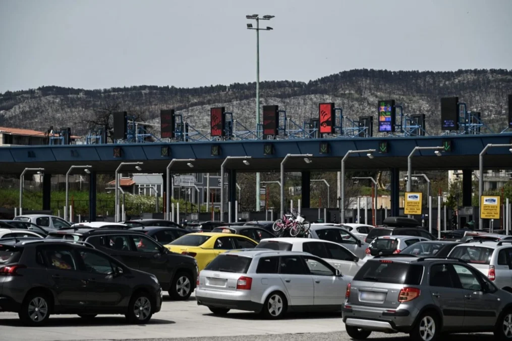 Σε εξέλιξη η έξοδος των εκδρομέων του Πάσχα – Ατελείωτες ουρές στην Αθηνών-Κορίνθου
