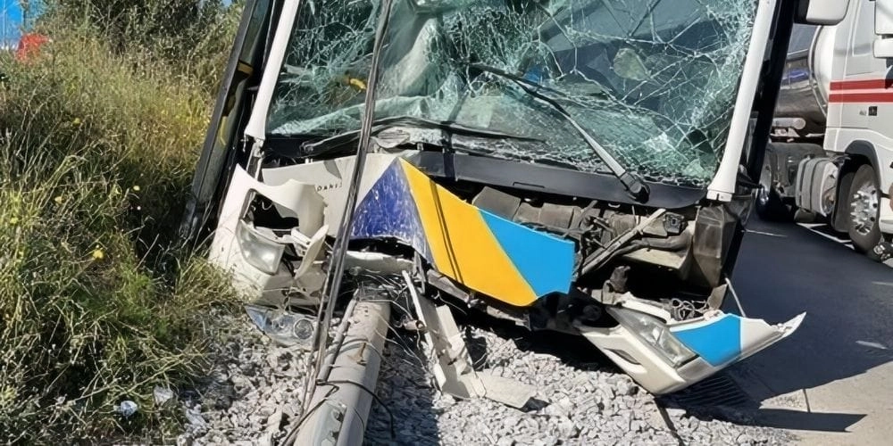 Πρόσκρουση λεωφορείου στα Άνω Λιόσια