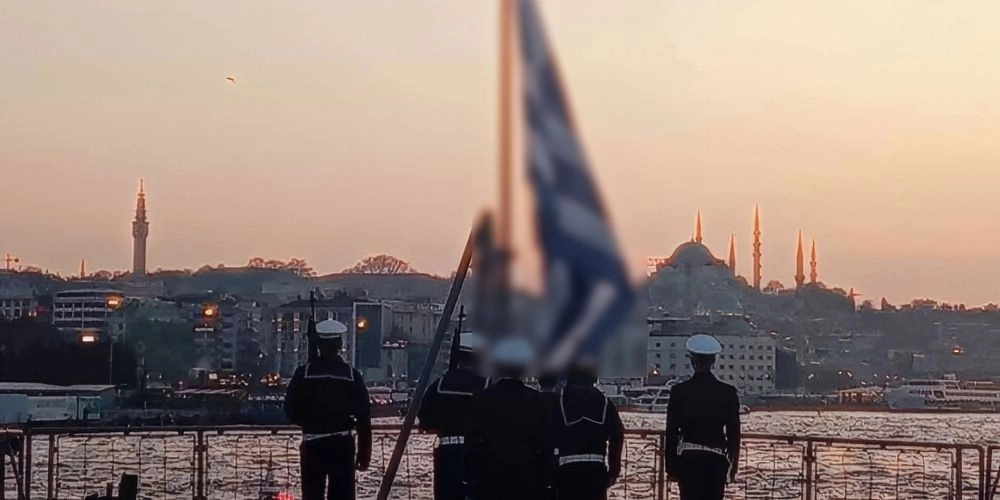 Έπαρση της ελληνικής σημαίας στην Κωνσταντινούπολη