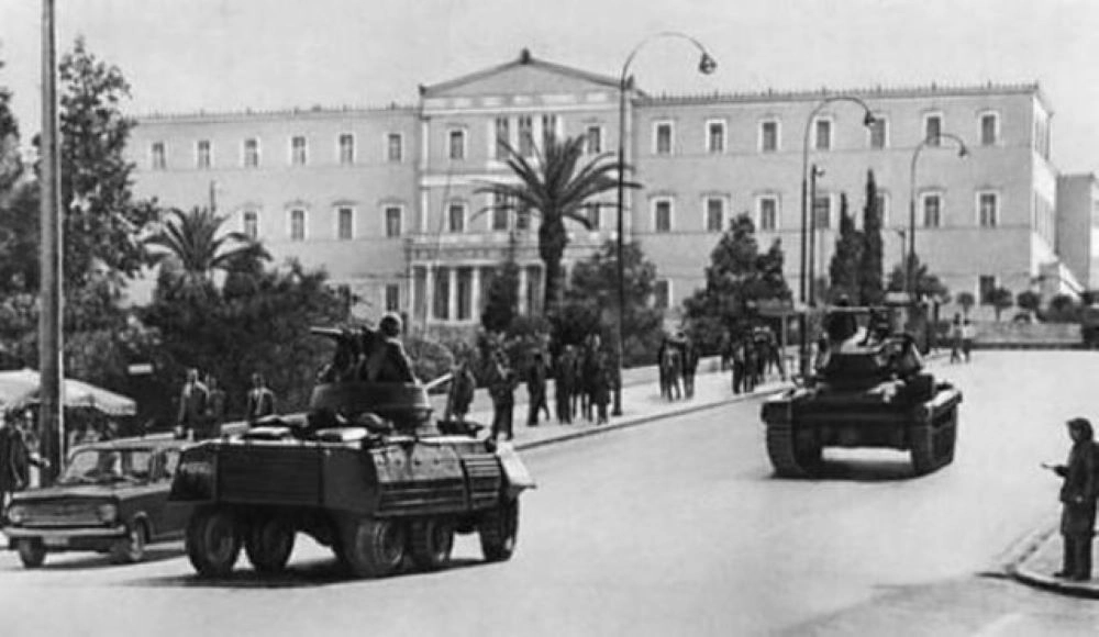 Τα τανκς φτάνουν στο Σύνταγμα