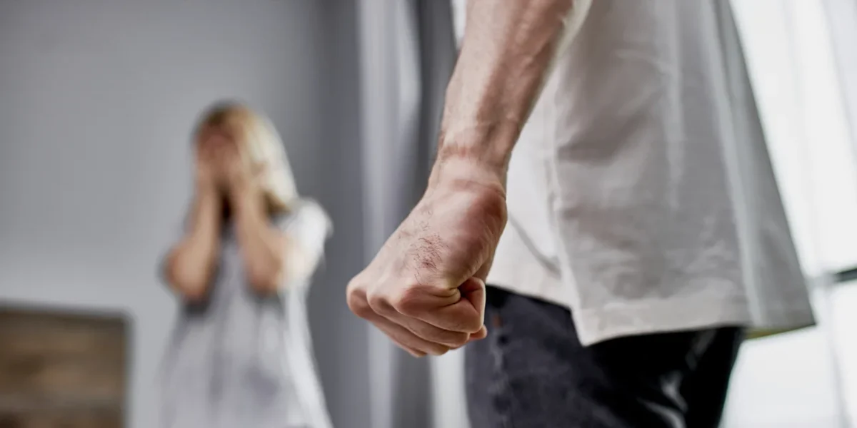 Τσακώθηκε με τη σύζυγό του και της έσπασε πιάτα στο κεφάλι