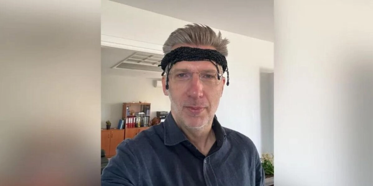 Ο Άκης Σκέρτσος με Κρητική περιβολή