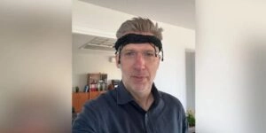 Ο Άκης Σκέρτσος με Κρητική περιβολή