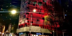 Μελβούρνη: Στα κόκκινα «βάφτηκε» το Ελληνικό Κέντρο για τη Γενοκτονία των Ποντίων