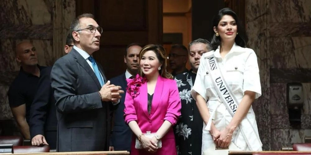 Μις Υφήλιος - Βουλή