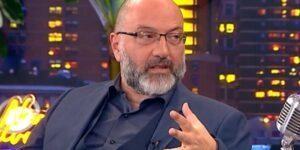 Ο Σάκης Αρναούτογλου, δίνει συνέντευξη στον αδερφό του Γρηγόρη