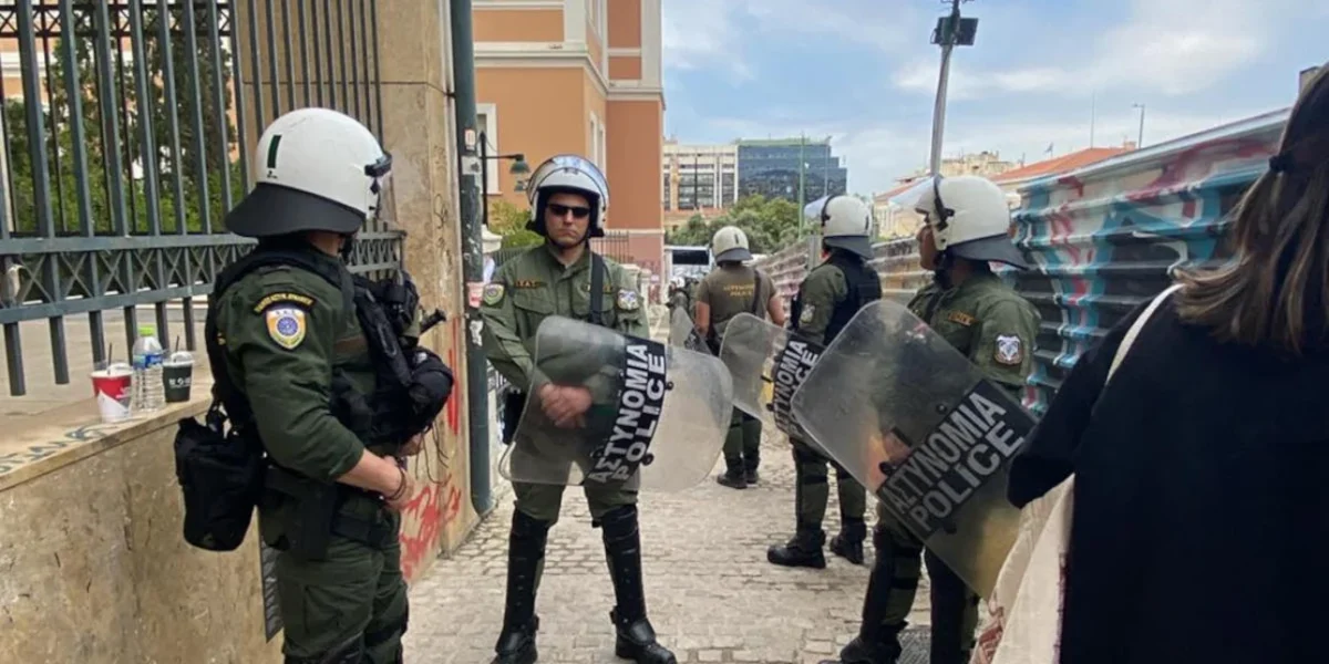 Επιχείρηση της ΕΛΑΣ στη Νομική