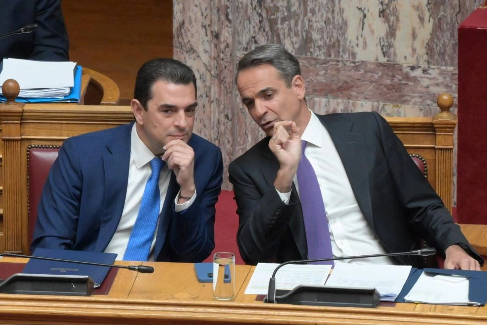 Κώστας Σκρέκας και Κυριάκος Μητσοτάκης στη Βουλή