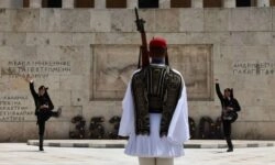 Αλλαγή φρουράς από Εύζωνες