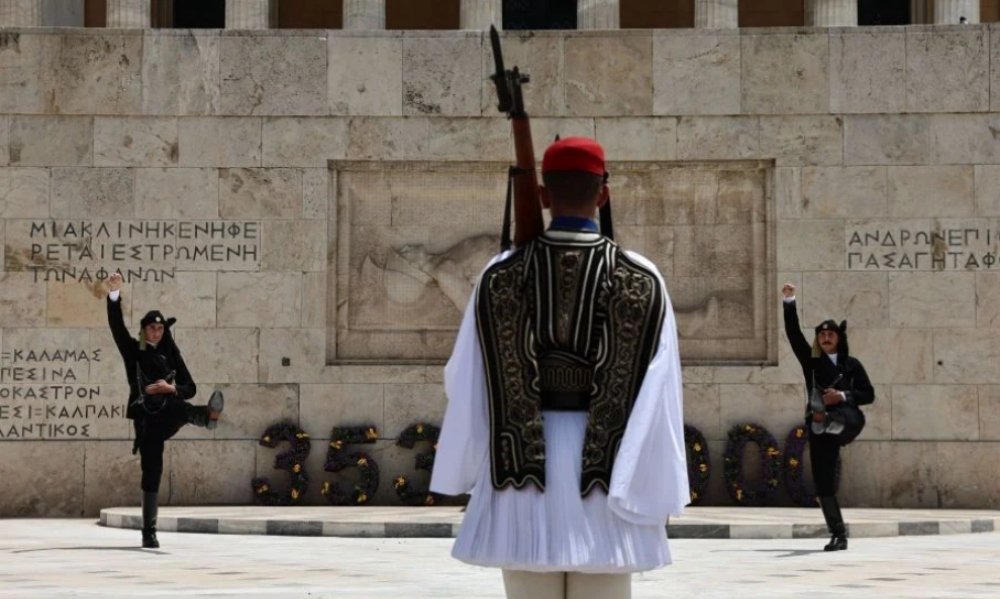 Αλλαγή φρουράς από Εύζωνες