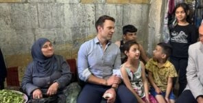 Κασσελάκης σε προσφυγικό καταυλισμό