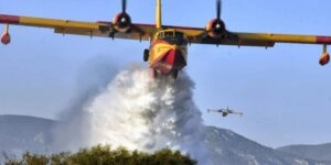 Canadair σε ρήψη νερού