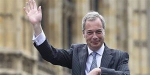 Επίθεση γυναίκας στον Νάιτζελ Φάρανζ με... μιλκσέικ