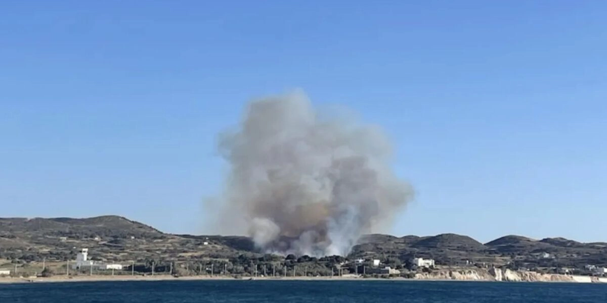 Φωτιά στη Μήλο, κοντά στο αεροδρόμιο