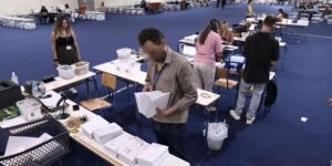 Σε εξέλιξη η συλλογή επιστολικών ψήφων