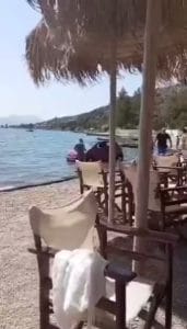 Αυτοκίνητο στη θάλασσα της Σαλαμίνας