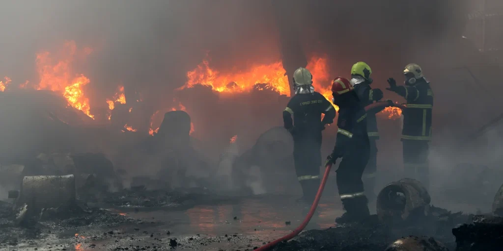 Η προσπάθεια των πυροσβεστών να σβήσουν την φωτιά στο εργοστάσιο στην Κηφισία/Χ