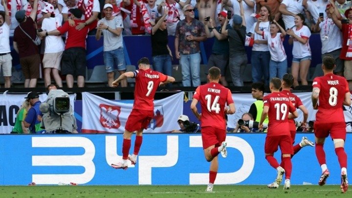 Οι Πολωνοί πανηγυρίζουν το σημερινό τους γκολ/ΑΠΕ - ΜΠΕ
