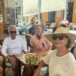 Και η Αν Χάθαγουεϊ στην Ελλάδα - Οι φωτό με τον Valentino στην Υδρα, απολαμβάνουν τον καφέ τους [εικόνες]