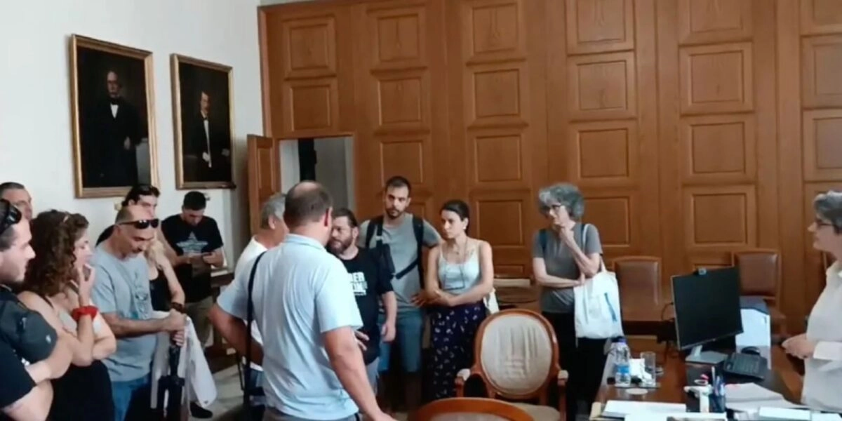 «Έξω από το γραφείο μου ρε»: Η αντιπρύτανης ΕΚΠΑ έδιωξε συνδικαλιστές που φώναζαν για την απόλυση του υπαλλήλου που έριξε τον σέρβερ