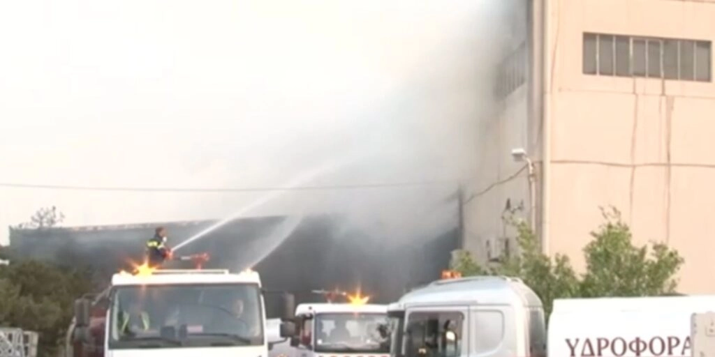 Φωτιά σε εργοστάσιο χάρτιου στο Μενίδι