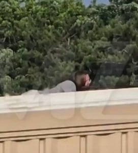 Ο φερόμενος δράστης στην οροφή κτιρίου