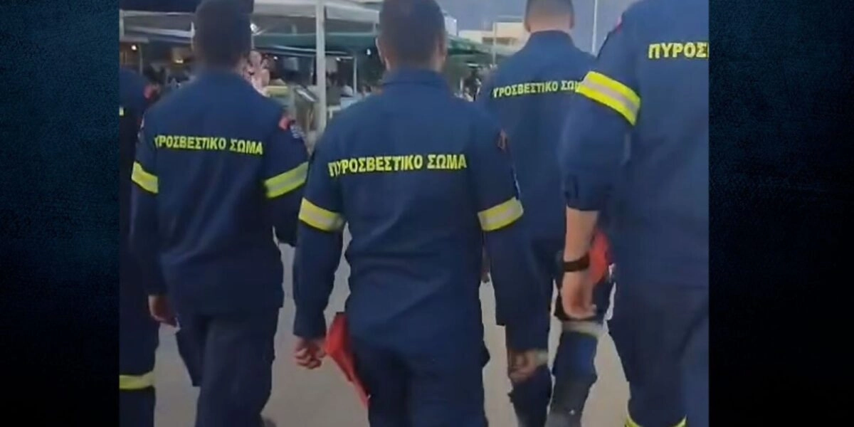 Το χειροκρότημα στους πυροσβέστες από τους κατοίκους της Κω
