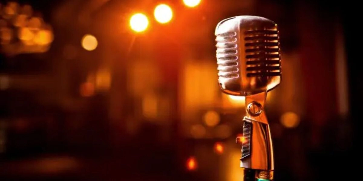 Ακόμη ένας Κακοσαίος στη σκηνή: Ο μικρότερος γιος του Πλούταρχου, Κωνσταντίνος τραγούδησε «Φυσάει πολύ» πλάι στον αδερφό του Γιώργο, βίντεο