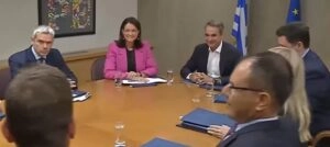 Ο Κυριάκος Μητσοτάκης με τη Νίκη Κεραμέως στο υπουργείο Εργασίας