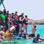 Μπάλος: Τουρίστες αποβιβάζονται από σκάφη με το νερό μέχρι το λαιμό