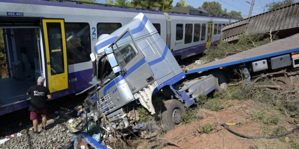 Ατύχημα προκλήθηκε μεταξύ νταλίκας και τρένου στην Αυλίδα