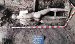 Το 2μετρο άγαλμα του θεού Ερμή