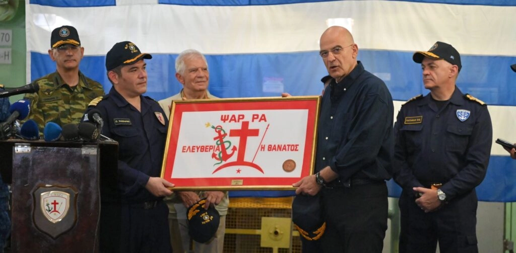 Παράδοση ενθύμιου εθνικού συμβολισμού