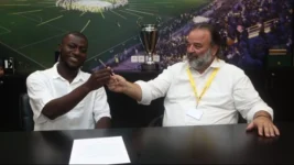 Ο Αμπομπακαρί Κοϊτά με τον πρόεδρο της ΑΕΚ Ηλιόπουλο/ΑΠΕ - ΜΠΕ