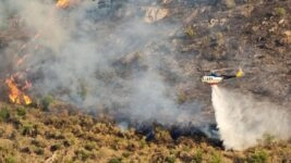 Ελικόπτερο της πυροσβεστικής εν δράσει