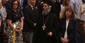 Η Κατερίνα Σακελλαροπούλου στο Αρχιερατικό Μνημόσυνο