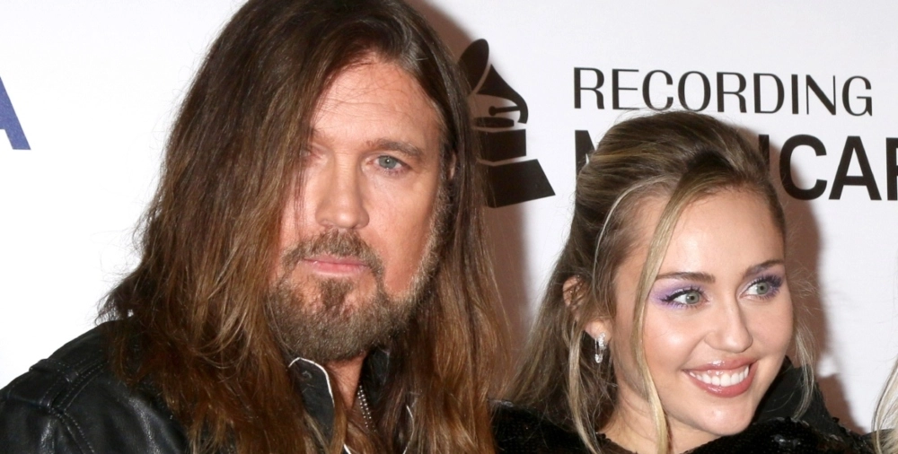 Η Μάιλι Σάιρους με τον πατέρα της