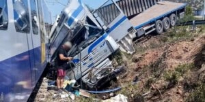 Σύγκρουση φορτηγού με τρένο στην Αυλίδα