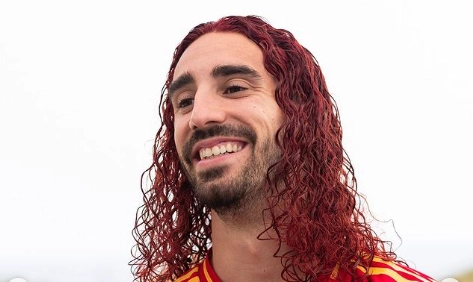 Ο Μαρκ Κουκουρέγια με κόκκινα μαλλιά