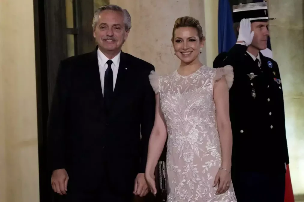 Ο Αλμπέρτο Φερνάντεζ με την γυναίκα του/Χ