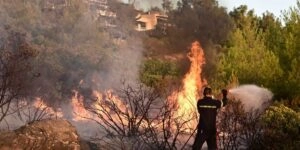 Μαινεται ανεξέλεγκτη η φωτιά στην Αττική