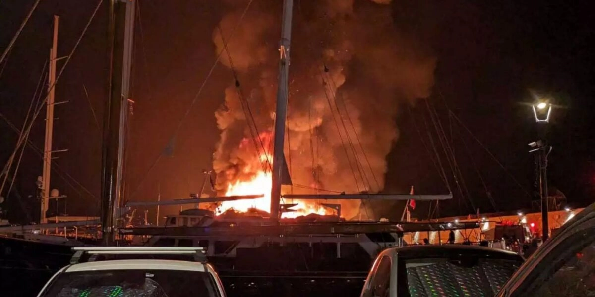 Πυρκαγιά στη Μαρίνα Ζέας