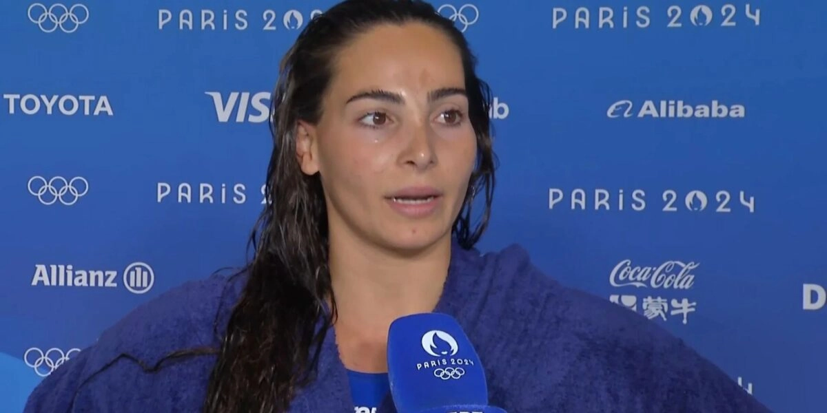 Η Νικόλ Ελευθεριάδου κρεμάει το σκουφάκι της