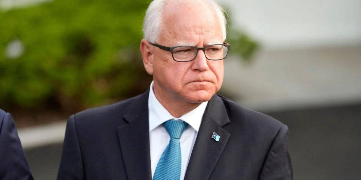 Τον Τιμ Γουόλτζ επέλεξε η Κάμαλα Χάρις για τη θέση του Αντιπροέδρου