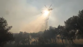 Ελικόπτερο συνεισφέρει στην κατάσβεση φωτιάς/ΑΠΕ - ΜΠΕ