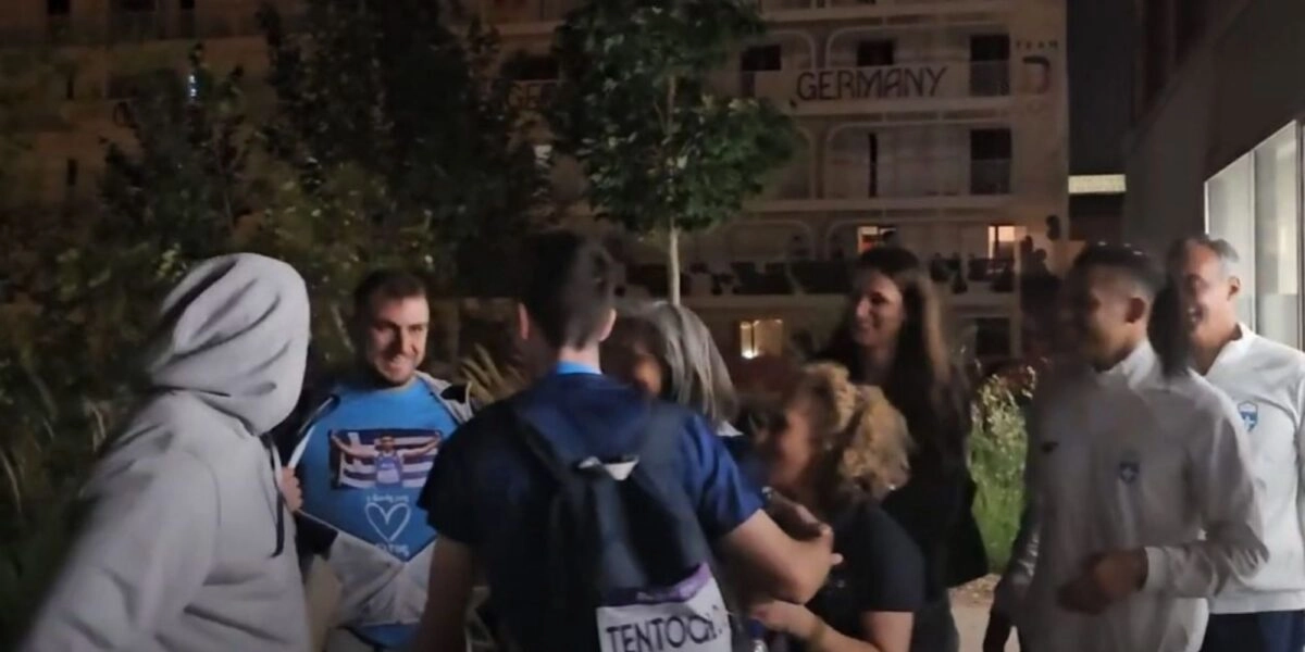 Υποδοχή με μπλουζάκι «ο δικός μας Μίλτος»