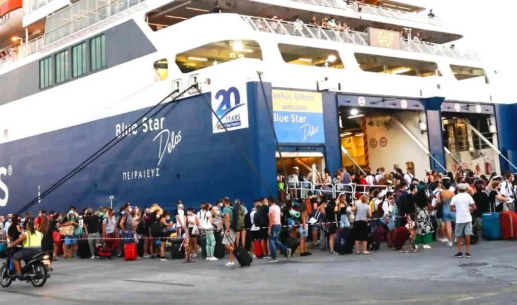 Κορυφώνεται η έξοδος των εκδρομέων - 39.000 επιβάτες αναχώρησαν τη Δευτέρα από Πειραιά, Λαύριο, Ραφήνα