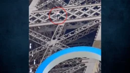 Η στιγμή που ένας άνδρας προσπαθεί να ανέβει στον Πύργο του Άιφελ/Χ